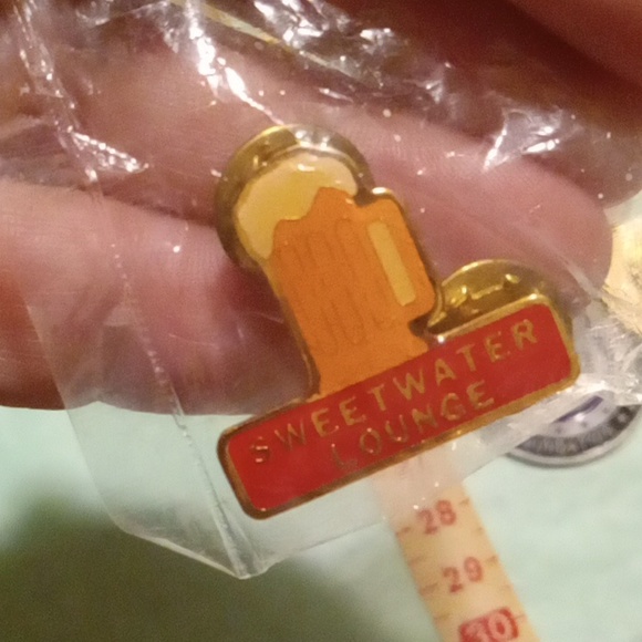 Lot of 9 Vintage Pins Keychains - Picture 12 of 13